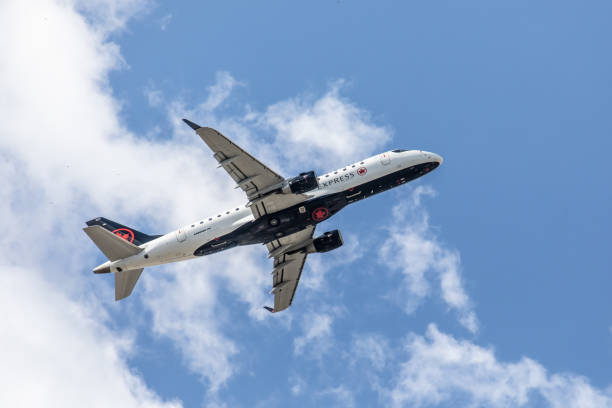 en regardant un jet embraer d’air canada décoller par temps clair - wheel airplane landing air vehicle photos et images de collection