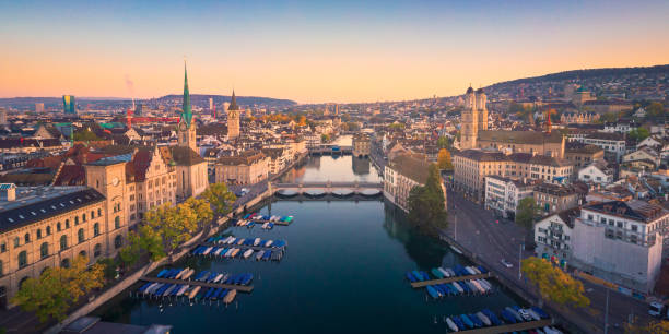 vista aerea del paesaggio urbano di zurigo in autunno, svizzera - grossmunster cathedral foto e immagini stock