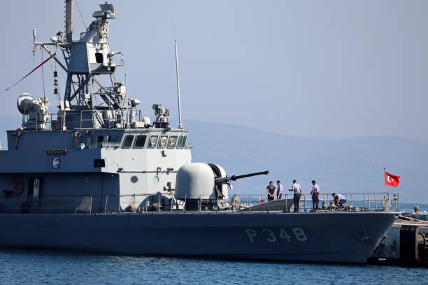 forze navali turche nel mar egeo, tcg yildız - naval flag foto e immagini stock