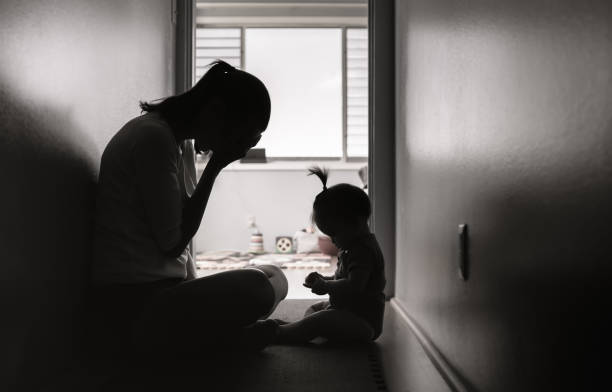 madre estresada con su niña en casa. - 2 5 meses fotografías e imágenes de stock