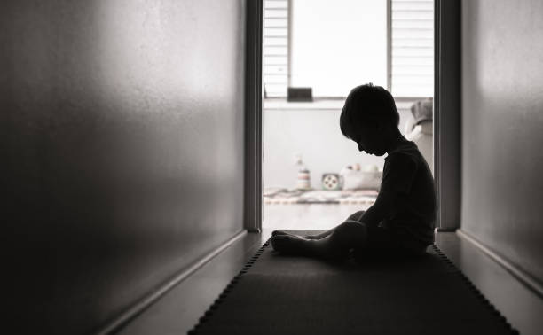 自宅で孤独な悲しい少年 - 子供時代 ストックフォトと画像