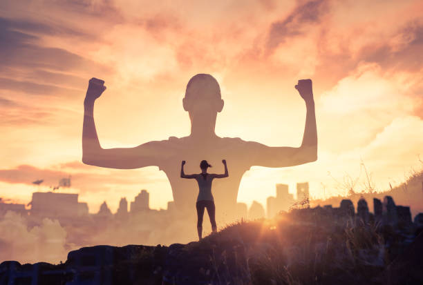 una mujer fuerte y intrépida en la ciudad. - arms raised arms outstretched sky human arm fotografías e imágenes de stock