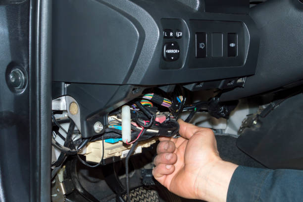 un elettricista controlla il cablaggio in auto - automotive fuses foto e immagini stock