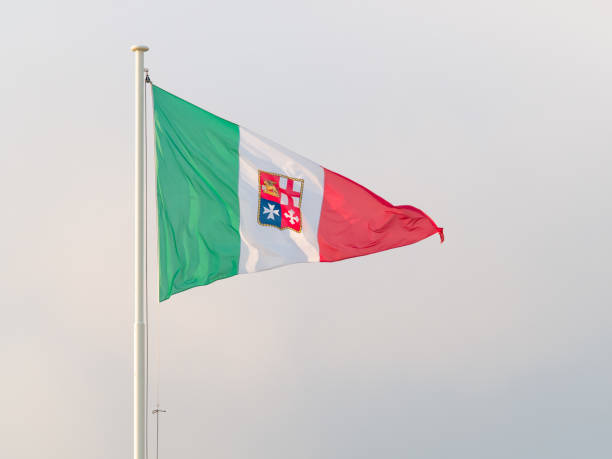 bandiera triangolare tricolore della repubblica italiana con jack navale nel mezzo svolazzante nel vento - naval flag foto e immagini stock