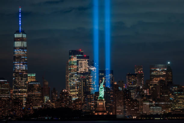 9/11 tribute in light - world trade center september 11 new york city manhattan imagens e fotografias de stock