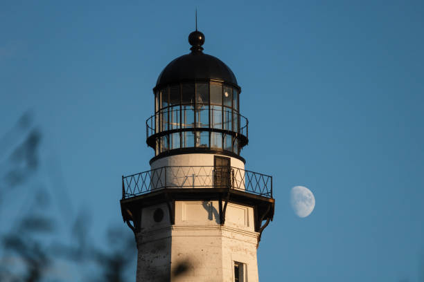 mond steigt hinter einem hohen steiner leuchtturm. montauk point - atlantic coast flash stock-fotos und bilder