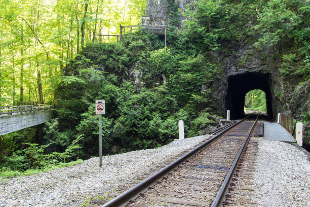 túnel ferroviario del parque estatal del túnel natural en virginia - natural tunnel state park fotografías e imágenes de stock