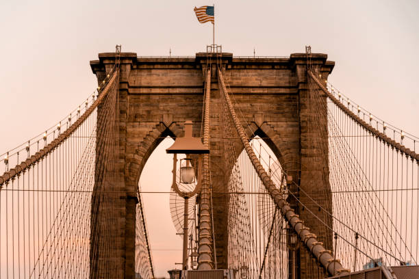 размахивая американским флагом на бруклинском мосту - brooklyn bridge new york city angle brooklyn стоковые фото и изображения