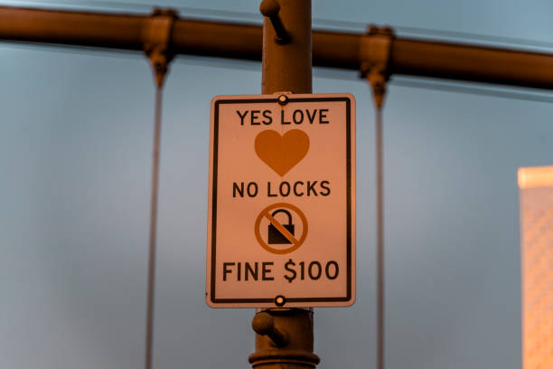 istock 'Yes love, no locks' sign 1277229283