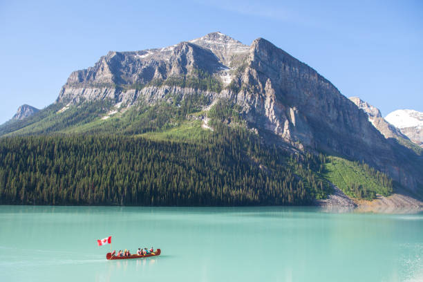 lake louise nel banff national park - lake louise national park landscape forest foto e immagini stock