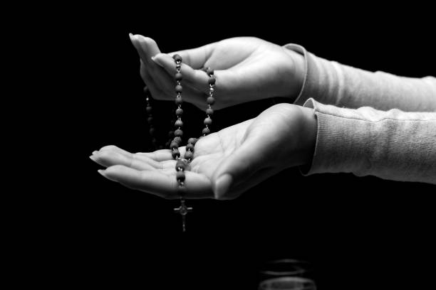 giovane donna che fa digiuno e preghiera in un interno - temperance foto e immagini stock