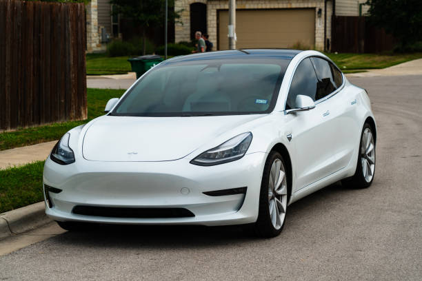 elektro-sportwagen der tesla model 3 - sports car car business editorial stock-fotos und bilder