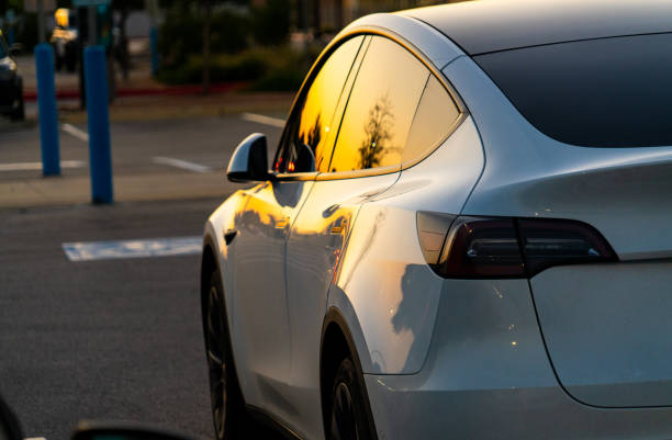 colores de puesta de sol de tesla model y - sports car car business editorial fotografías e imágenes de stock