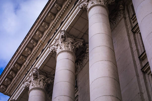 l'ensemble largo: edificio dell'assemblea nazionale, primo piano delle colonne - sofia, bulgaria - column corinthian government building federal building foto e immagini stock