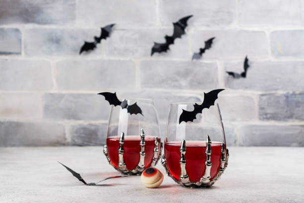 cocktail sanglant de fête d’halloween - drink alcohol juice red photos et images de collection