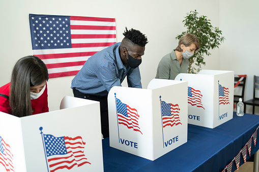Personas con diferente etnia votando en las elecciones photo