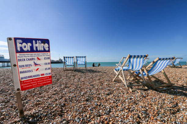 sillas de alquiler en brighton beach en east sussex, inglaterra - palace pier tourism built structure sign fotografías e imágenes de stock