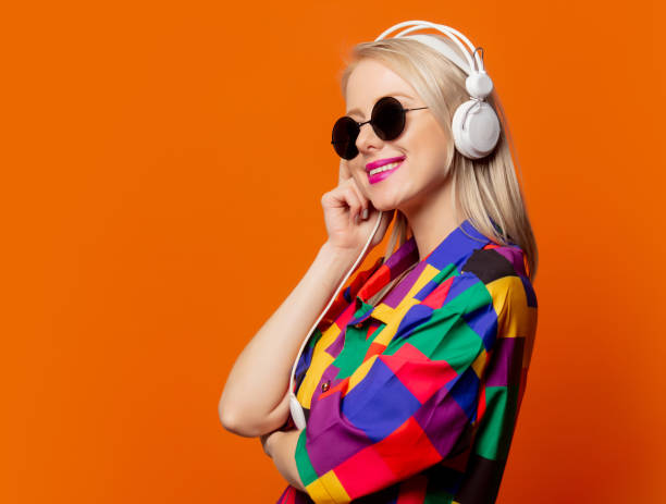 istock Style blonde in 90s clothes with headphones 1277278501
