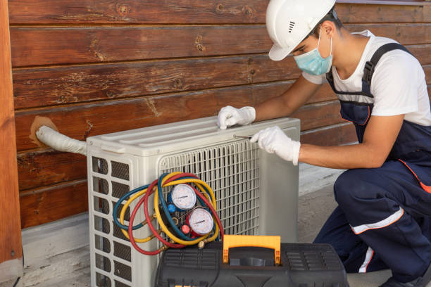 retrato de um jovem técnico em uma máscara médica de proteção descartável e luvas reparando um ar condicionado - air conditioner technician service repairman - fotografias e filmes do acervo