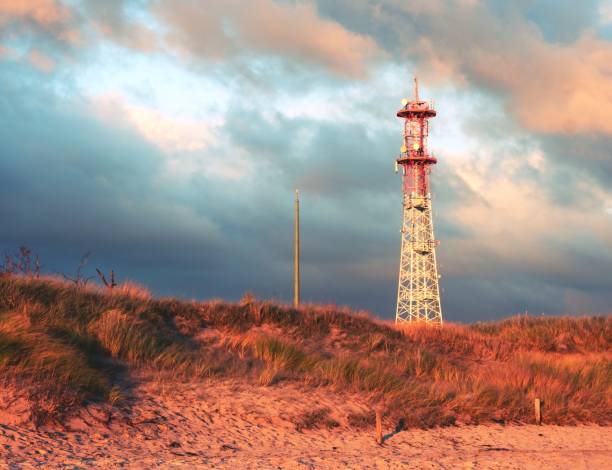 stacja wieży meteorologicznej, konstrukcja stalowa na brzegu morza. wydmy z łodygą trawy i trzciny - sand dune audio zdjęcia i obrazy z banku zdjęć