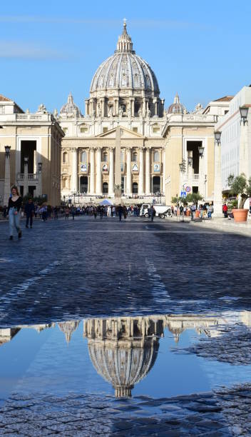 la basilique saint-pierre (cité du vatican) réflexion de flaque d’eau. rome, italie. - puddle rome reflection street photos et images de collection