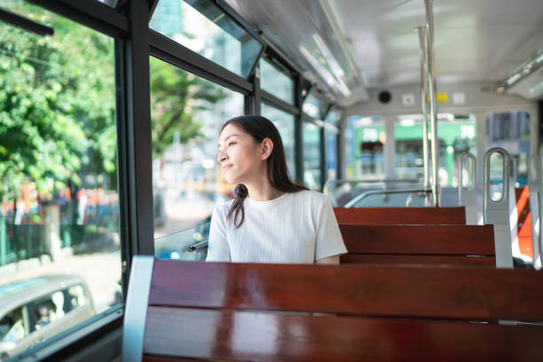 joven turista en doble piso teleférico-hong kong - trolley bus fotografías e imágenes de stock