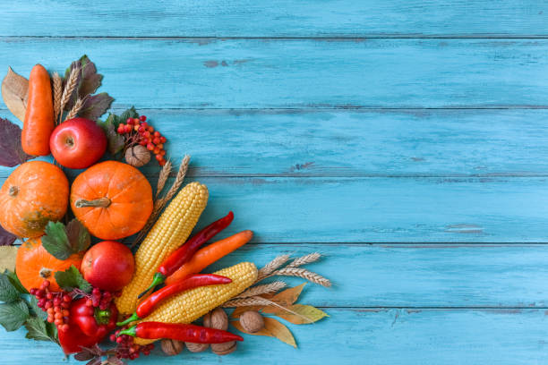 fondo de otoño, hojas caídas, frutas, verduras sobre mesa de madera rústica. - apple portion red freshness fotografías e imágenes de stock