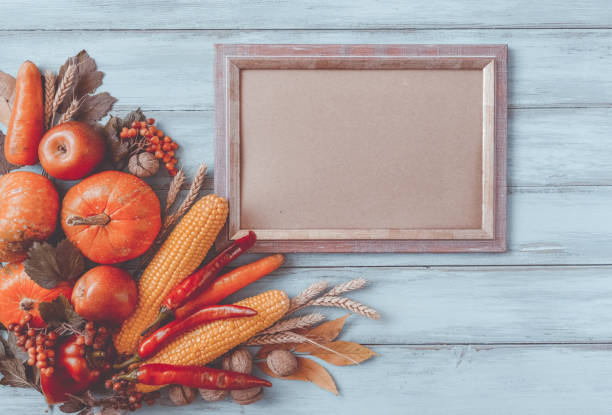 fondo de otoño, hojas caídas, frutas, verduras sobre mesa de madera rústica. - apple portion red freshness fotografías e imágenes de stock