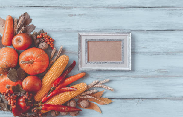 fondo de otoño, hojas caídas, frutas, verduras sobre mesa de madera rústica. - apple portion red freshness fotografías e imágenes de stock