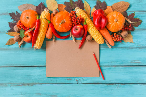 conjunto de fondo de otoño, hojas caídas, frutas, verduras, mesa de madera. - apple portion red freshness fotografías e imágenes de stock