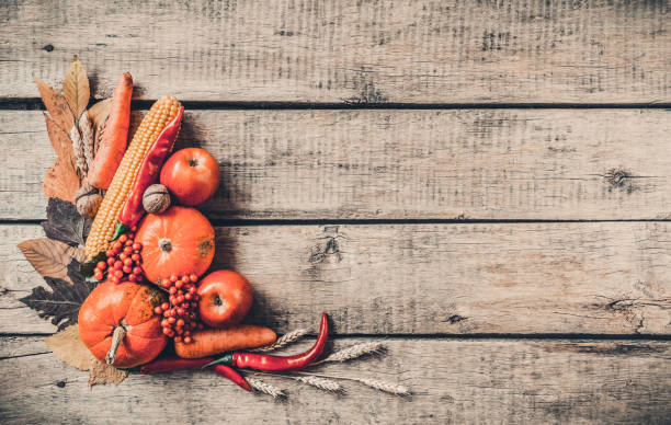 conjunto de fondo de otoño, hojas caídas, frutas, verduras, mesa de madera. - apple portion red freshness fotografías e imágenes de stock