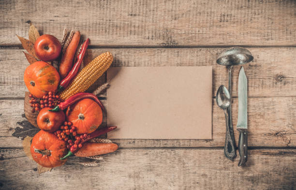 conjunto de fondo de otoño, hojas caídas, frutas, verduras, mesa de madera. - apple portion red freshness fotografías e imágenes de stock