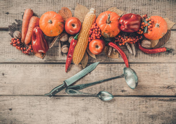 conjunto de fondo de otoño, hojas caídas, frutas, verduras, mesa de madera. - apple portion red freshness fotografías e imágenes de stock