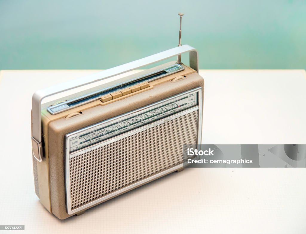siesta muñeca Ceder el paso 60s Vintage Radio Retro Style On Light Background Foto de stock y más banco  de imágenes de 1970-1979 - 1970-1979, Radio - Hardware Audio, 1950-1959 -  iStock