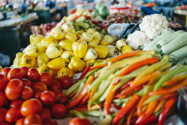 productos de cosecha propia en el mercado de agricultores - agricultural fair farmers market squash market fotografías e imágenes de stock