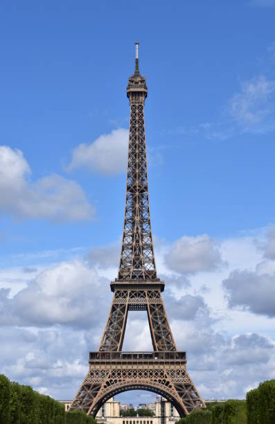 eiffelturm oder eiffelturm von champ-de-mars. paris, frankreich. - clear sky low angle view eiffel tower paris france stock-fotos und bilder