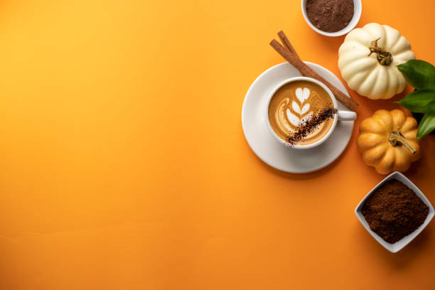 오렌지 배경에 호박 향신료 라떼 - pumpkin latté coffee spice 뉴스 사진 이미지
