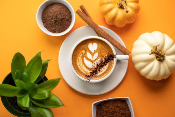 오렌지 배경에 호박 향신료 라떼 - pumpkin latté coffee spice 뉴스 사진 이미지