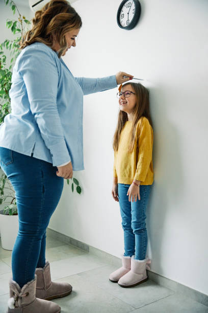 딸 어머니 측정 높이 성장 어린 시절 - tall human height women measuring 뉴스 사진 이미지