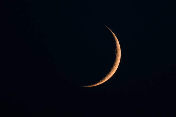 luna en el cielo nocturno justo después de la luna nueva durante la fase de depilación - luna creciente fotografías e imágenes de stock