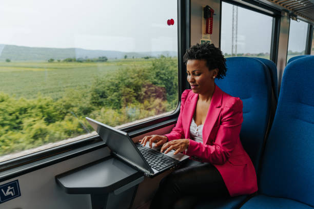 commuter trabajando desde el tren - travel people traveling business travel vacations fotografías e imágenes de stock