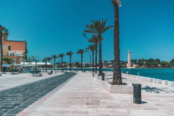 vista fantástica sobre brindisi em puglia - brindisi - fotografias e filmes do acervo