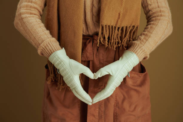 stylowa kobieta pokazująca ręce serca odizolowane na beżowym tle - menstruation tampon gynecological examination sex zdjęcia i obrazy z banku zdjęć