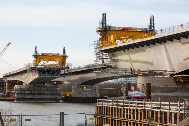 schiersteiner bruecke, a 643, bridge construction site - bridge incomplete construction building activity photos et images de collection