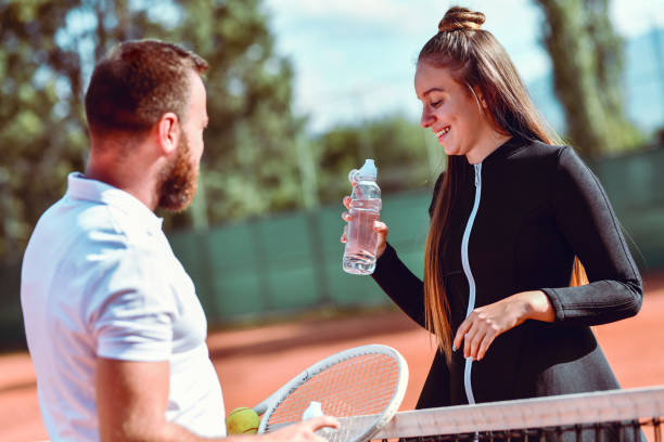 tennis-paar diskutiert danach über ihr match - tennis court love victory stock-fotos und bilder