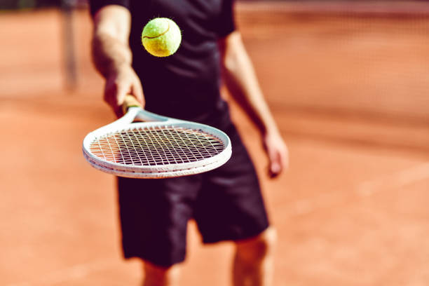tennista maschio che rimbalza palla sulla racchetta - bouncy ball foto e immagini stock