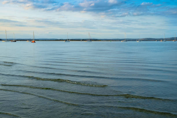 chichester harbour, west wittering, west sussex, angleterre, royaume-uni. - witterung photos et images de collection