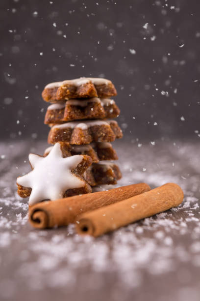 zimtsterne und stöcke, winterliche kekse im schnee - zimtstern stock-fotos und bilder