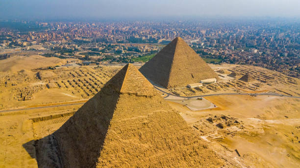 historische pyramiden aus gizeh in ägypten, die von einer drohne erschossen wurden. - pyramid of chephren stock-fotos und bilder