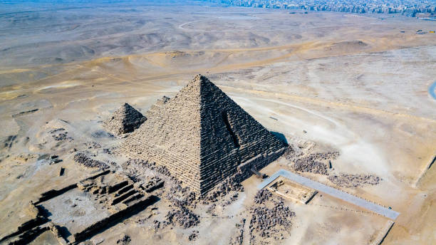 historische pyramiden aus gizeh in ägypten, die von einer drohne erschossen wurden. - pyramid of chephren stock-fotos und bilder